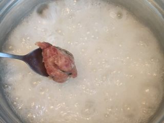 5、生菜丝肉丸粥,放入猪肉馅，煮5分钟