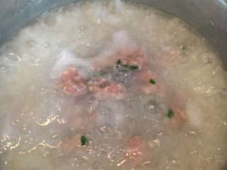 6、生菜丝肉丸粥,看到全部肉丸都浮上来