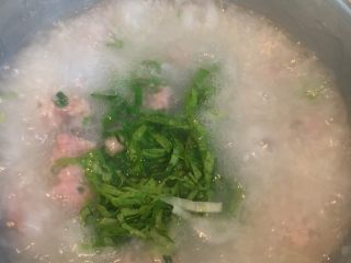 7、生菜丝肉丸粥,放入盐，生菜丝，关火