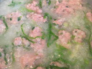 8、生菜丝肉丸粥,拌匀生菜丝，完成