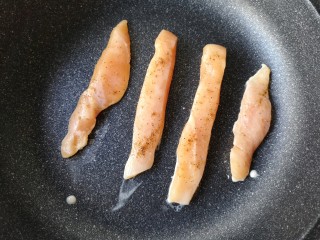 6、缤纷藜麦鸡肉沙拉,平底不粘锅预热后将腌制好的鸡胸肉放入先大火煎一下外表，封住内部的汁水，这样做出的鸡胸肉口感外焦里嫩，不发柴。