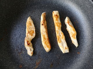 7、缤纷藜麦鸡肉沙拉,每个面都要煎到，煎至外表微焦即可。