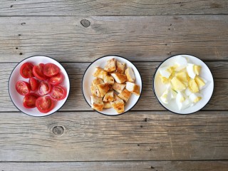 8、缤纷藜麦鸡肉沙拉,将煮好的鸡蛋切小块，煎好的鸡胸肉切小块，圣女果对切。