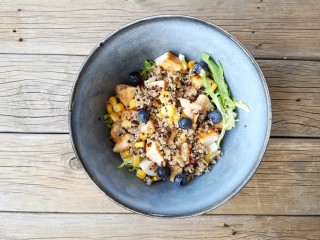 9、缤纷藜麦鸡肉沙拉,将所有烹制好的食材放入容器中，用颠盆的方法使食材混合均匀即可。（也可根据个人口味添加沙拉汁）