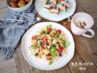 10、缤纷藜麦鸡肉沙拉,装盘上桌。