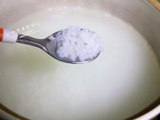 1、三文鱼蔬菜粥,大米洗净，装入保鲜袋，放冷冻冷冻至大米结冰，约4小时以上。锅里放入清水大火煮开后，把冷冻大米倒入锅里，大火煮至重新沸腾，转中火煮10分钟