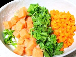 2、三文鱼蔬菜粥,胡萝卜切丁。三文鱼切丁，三文鱼容易化，丁切稍大点。菠菜焯一下切碎。