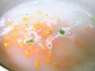 3、三文鱼蔬菜粥,煮10分钟后，加胡萝卜丁，煮个3分钟。