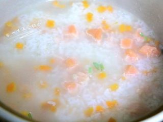 4、三文鱼蔬菜粥,加三文鱼丁，再煮5分钟。