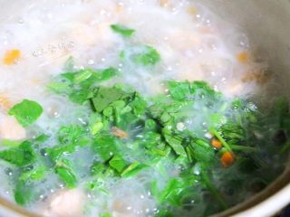 5、三文鱼蔬菜粥,加菠菜、葱，煮一分钟关火，加盐、麻油调味出锅，不要焖了。