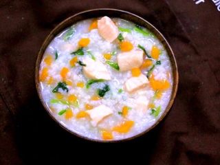 6、三文鱼蔬菜粥,完成。