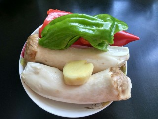 2、蚝油杏鲍菇,准备好食材，洗净。