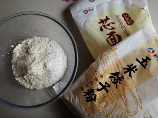 1、玉米碗蒸,用温水溶解酵母和糖,面粉倒入盆中