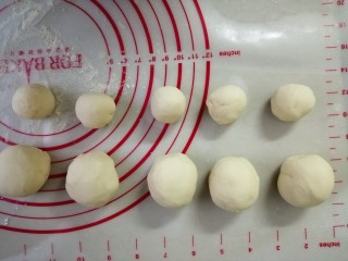 3、玉米碗蒸,将发酵好的面团取出排气,分成45克和18克的小面团各五个