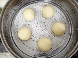 7、玉米碗蒸,放在蒸屉里,在温暖处醒发15分钟左右