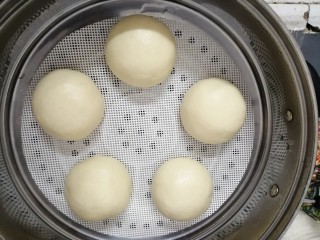 8、玉米碗蒸,醒发后的馒头明显大了一点