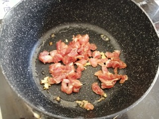 11、玉米碗蒸,肉丁用油、盐、酱油、油和生粉调好味,锅里倒油烧热后放入姜末,放入肉丁炒至变色,倒入没过肉丁的水,盖上锅盖煮三分钟左右