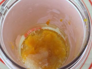 2、南瓜发饼,加适量白糖。