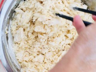 6、南瓜发饼,搅拌成絮状。