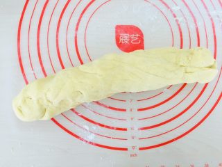 11、南瓜发饼,搓成长条。