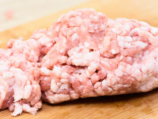 1、冬笋肉圆,五花肉稍微搅碎一下，不要搅得太碎。我是让老板娘搅碎的，她会帮忙洗干净再搅碎。