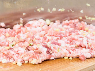 2、冬笋肉圆,肉和生姜大蒜丁，一起来回剁。