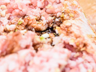 3、冬笋肉圆,加一点生抽，继续剁。生抽一点点就好。