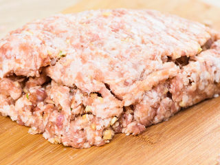 4、冬笋肉圆,剁好的肉，静置十几分钟。让生姜大蒜的汁水和肉更融合。肉千万不要剁的特别碎，这样吃起来会比较柴，口感不好。