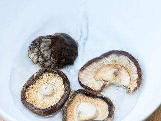 5、冬笋肉圆,干香菇用热水浸泡30分钟。