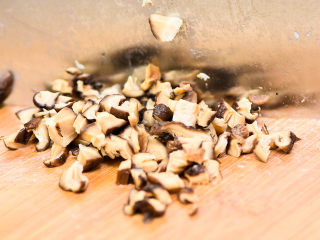 6、冬笋肉圆,香菇干切丁