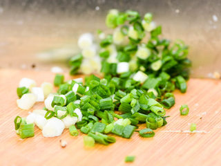 7、冬笋肉圆,葱切丁。