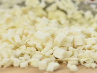 8、冬笋肉圆,冬笋切丁