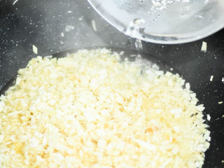 9、冬笋肉圆,加盐，加水。一起焖煮。水和笋齐平。