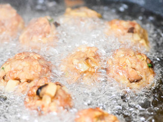 11、冬笋肉圆,锅内倒入油，我做的圆子小，油不用太多，能浸到一半圆子就可以。