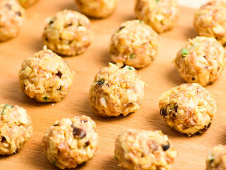 10、冬笋肉圆,搓成圆子，大小可以自己决定。