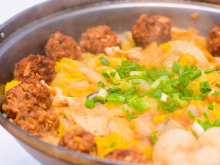 12、冬笋肉圆,我们经常炖一锅蔬菜，上面放一些冬笋圆子，也是荤素搭配，冬笋圆子吸收了菜里的汤汁，吃起来别有滋味。