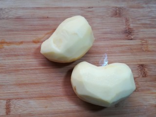 1、麻辣土豆片,土豆两只，最好是选用黄心的土豆，炒出来比较脆，可口，去皮洗干净。最近气温高了，土豆买回来没有吃的话，很容易发芽。发芽变青的土豆不可食用。