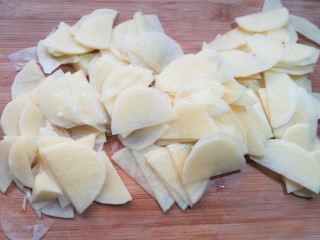 3、麻辣土豆片,切成薄片。