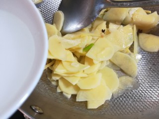 13、麻辣土豆片,中间要适当的加一点水，防止土豆在炒的过程中会粘锅底，土豆一定是要炒熟透才可以吃的。