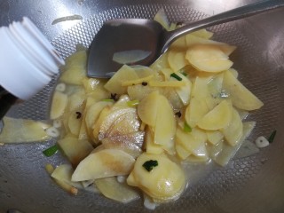 14、麻辣土豆片,土豆片切得比较薄的话，一般两三分钟就可以熟了。倒入一大勺香醋调味。