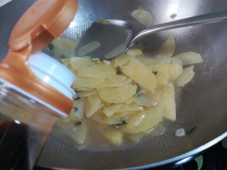 15、麻辣土豆片,加一勺生抽。