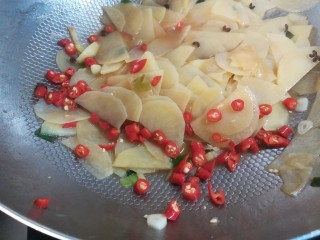 16、麻辣土豆片,加入切碎的小米椒辣椒的维生素含量比较高，高温容易破坏营养，所以辣椒在快要出锅前才放，这样菜也不会太辣。