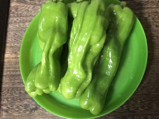 3、辣椒炒肉,辣椒5个去籽洗净