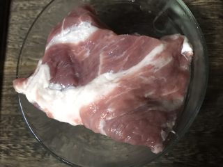 5、辣椒炒肉,梅花肉洗净