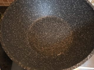 13、辣椒炒肉,另起一锅放入适量油