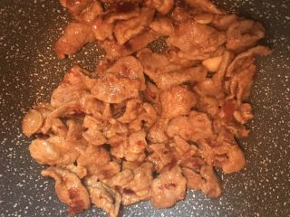 16、辣椒炒肉,加入肉片翻炒均匀