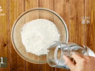 3、香掉下巴的油酥烧饼，你一定要试试！, 倒150ml温水