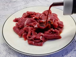 4、美味早餐《牛肉炒米线》,牛肉切薄片,加料酒、生抽、蚝油、淀粉抓均匀,腌制10分钟。