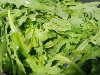 7、美味早餐《牛肉炒米线》,下鸡毛菜翻炒。