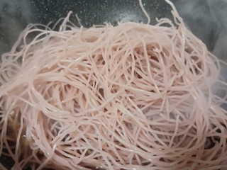 9、美味早餐《牛肉炒米线》,下泡好的米线入锅。